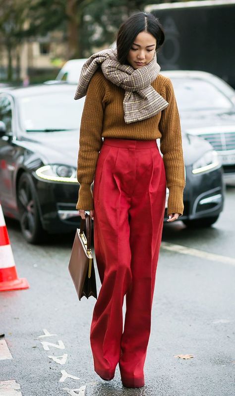 How to Wear Bright Colors in the Winter Red Pants Outfit Aesthetic, Sultana Dress, Red Trousers Outfit, Trousers Street Style, Red Pants Outfit, Outfit For Christmas, Fall Fashion Colors, Bright Colored Outfits, Marlene Hose