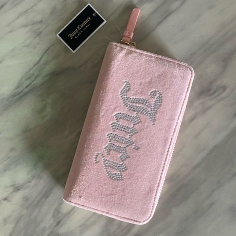 Brand new juicy wallet Juicy Wallet, Juicy Couture Clothes, Juicy Couture Purse, Purse Essentials, Y2k Accessories, Baby Pink Aesthetic, Girly Bags, Pink Girly Things, Couture Bags