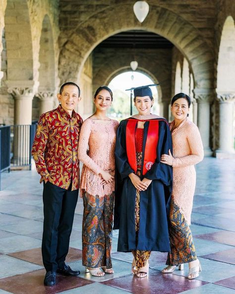 Family Photoshoot Graduation, Photo Wisuda Studio Keluarga, Graduation Photoshoot With Family, Style Wisuda, Family Graduation Photoshoot, Graduation Pictures With Family, Family Graduation Pictures, Wisuda Style, Foto Graduation