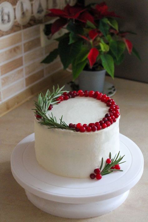 Rustic Cake Decorating Ideas, Yalda Night Cake Ideas, Yalda Cake Design, Cake Yalda, Xmas Cake Decorating Ideas, Yalda Cake, Christmas Cake Easy, Nativity Cake, Xmas Cake Decorating