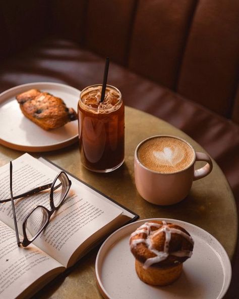 Photography Coffee, Coffee Shop Photography, Coffee Shop Aesthetic, Parisian Cafe, Fall Cooking, Creative Coffee, Coffee Photography, Aesthetic Coffee, Autumn Coffee