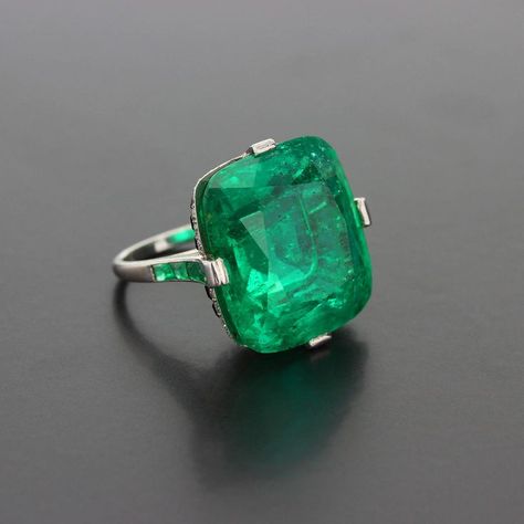 Jewellery Cartier, Cartier Art Deco, Rings Cartier, Bijoux Art Deco, Green Stones, Colombian Emeralds, Deco Jewelry, Art Deco Diamond, Emerald Engagement Ring