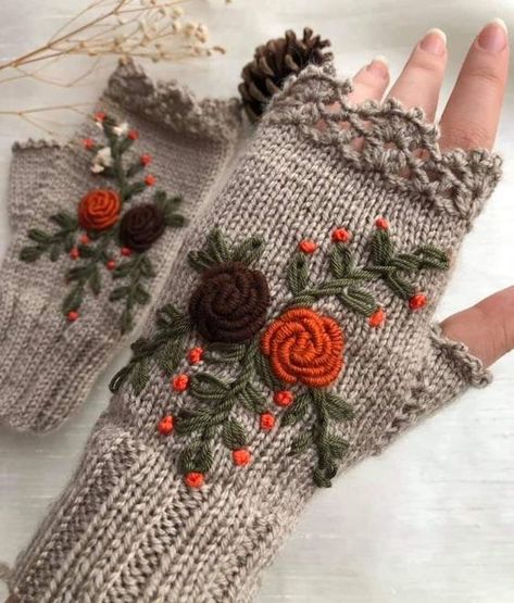 Crochet Hand Gloves, Christmas Granny Square, Granny Square Easy, Gloves Free Pattern, Knitting Gloves Pattern, Christmas Candies, Winter Crochet, Baby Sweater Knitting Pattern, Embroidery Tshirt