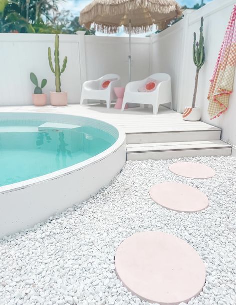 Modern Round Pool Design, Small Round Pool, Rectangle Pool With Round Spa, Pink Ball Pool, Chic Above Ground Pool, Stock Pool, Summer House Design, Stock Pools, Pool House Decor