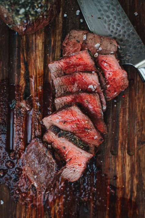 The best cheap cut for grilling? Top sirloin steaks! This easy recipe for grilled petit sirloin steaks is a must try. Grill Top Sirloin Steak, Cheap Steak, Steak Gift, Steak Dinner Recipes, Grilling Accessories, Top Sirloin, The Perfect Steak, Delicious Steak, Gourmet Grilling