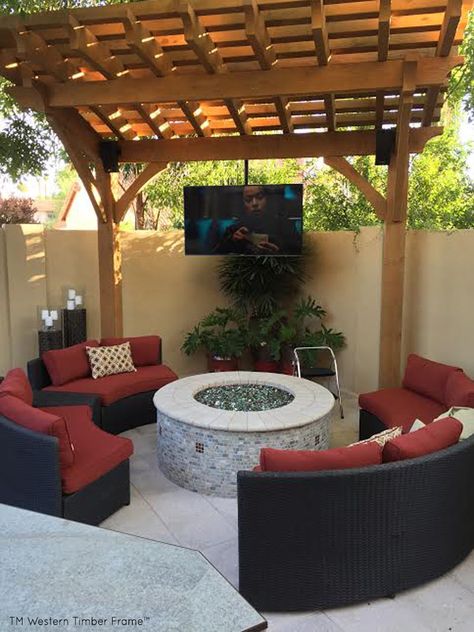 9 Fun Outdoor TV Theater Living Areas #OutdoorLiving #OutdoorTheater #OutdoorTV #GardenArbor Patio Tv, Diy Arbour, Outdoor Bar Area, Timber Pergola, Outdoor Remodel, Backyard Pavilion, Pallet Sofa, Backyard Bar, Outdoor Bar Table