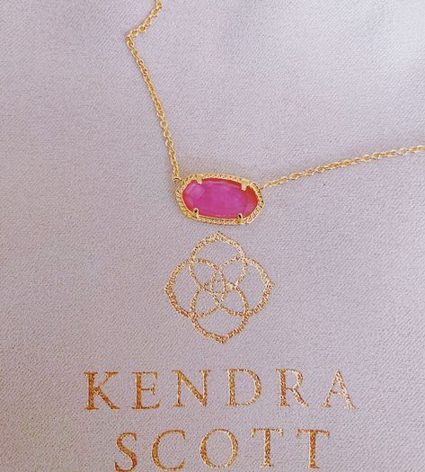 Aesthetic Kendra Scott Necklace, Hot Pink Kendra Scott Necklace, Kendra Scott Pink Necklace, Pink Kendra Scott, Pink Kendra Scott Necklace, Kendra Scott Necklace Outfit, Kendra Scott Necklace Aesthetic, Preppy Jewlery, Preppy Necklaces