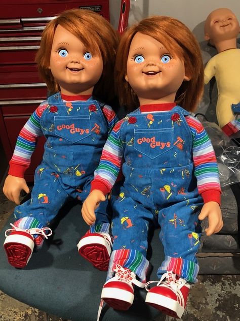 Trick or Treat Studios Chucky dolls ❤️🔪 Chuckie Doll, Good Guys Chucky, Good Guy Doll, Chucky Movies, Chucky Horror Movie, Childs Play Chucky, Chucky Doll, Trick Or Treat Studios, Horror Decor