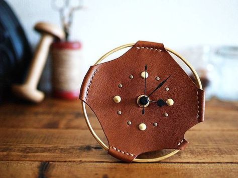 that is quite an unique idea Diy Leather Projects, Leather Mouse Pad, Leather Diy Crafts, Leather Workshop, Decoration Photo, Leather Decor, Leather Art, Leather Projects, Leather Gifts