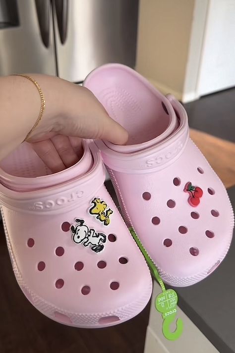 Crocs Decor Ideas, Pink Crocs With Jibbitz, Croc Outfits, Snoopy Merchandise, Crocs Aesthetic, Crocs Ideas, Cute Nose Piercings, Pink Crocs, Crocs Fashion