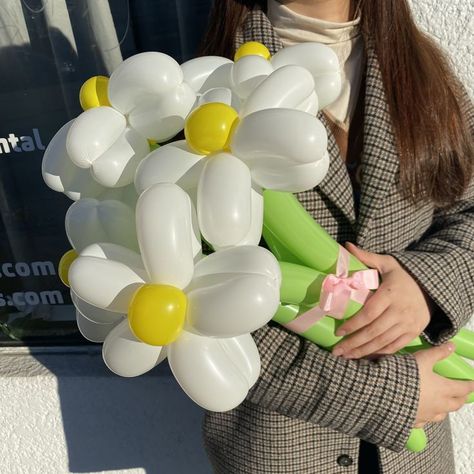 Enjoy the winter sunlight with these cute daisy bouquets made with twisting balloons! Flower Balloons Diy, Daisy Bouquets, Pr Unboxing, Balloon Bouquet Diy, Twisting Balloons, Spring Daisy, Helium Tank, Daisy Bouquet, Flower Bouquet Diy