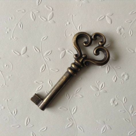 Shabby Vintage Decor, Bedroom Door Decorations, Victorian Door Knobs, Closet Door Makeover, Victorian Door, Vintage Skeleton Keys, Vintage Skeleton, Old Keys, Skeleton Keys