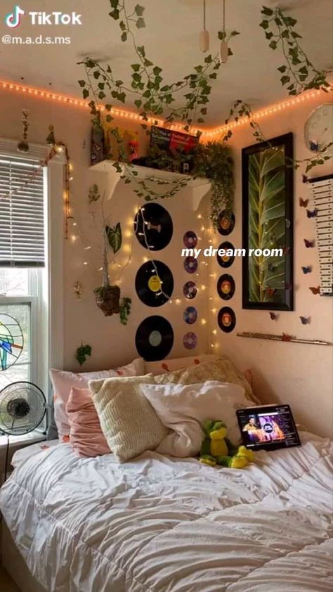 Vibey Bedroom Ideas, Avant Basic, Vibey Bedroom, Dream Rooms For Teens, Vibey Room, Indie Bedroom, Casa Clean, Bedroom Ideas Aesthetic, Aesthetic Bedroom Ideas