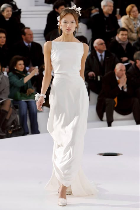 #chanel Chanel White Dress Runway, Chanel White Dress, Chanel Wedding Dress, Chanel Wedding, Chanel Spring Summer, 2016 Wedding Dresses, Chanel Couture, Haute Couture Dresses, Wedding 2025