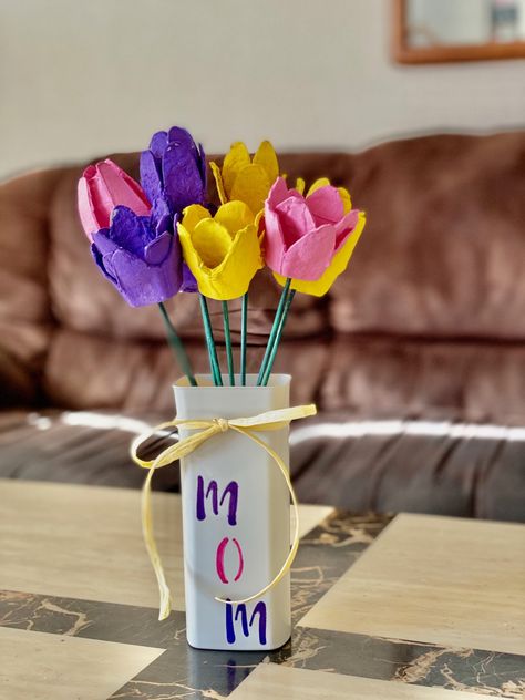 Egg Container Craft, Silk Flower Crafts, Egg Carton Flowers, Bouquet Of Tulips, Diy Flower Boxes, Diy Mother's Day Crafts, Diy Mother's Day, How To Make Eggs, Mother's Day Craft