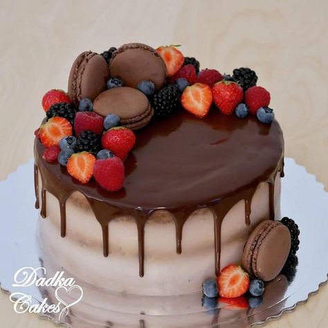 Chocolate Cake With Macarons On Top, Chocolate Cake Macaron Decoration, Chocolate Bar Cake Decoration, Birthday Cake Macarons Decoration, Birthday Cake With Macarons, Chocolate Cake Decoration Birthday, Chocolate Drip Cake Birthday, Sprinkle Drip Cake, Cakes Colorful