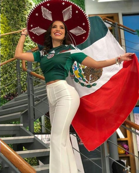 Estilo Cholo, Flag Dress, Brown Pride, Body Types Women, Mexican Flag, Flag Outfit, Mexican Flags, Mexico Flag, Mexican Women