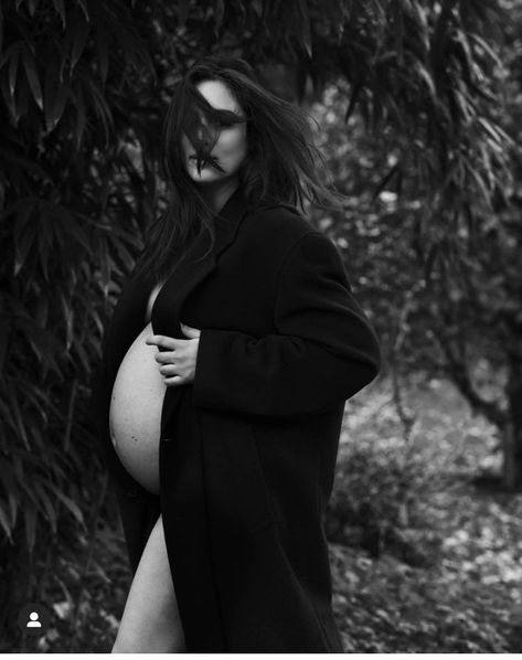 Pregnant Editorial Vogue, Celeb Maternity Shoot, Pregnant Portrait Photography, Modern Maternity Photoshoot, Tezza Pregnant, Modern Maternity Photography, Artistic Maternity Shoot, Timeless Maternity Photos, Maternity Film Photography