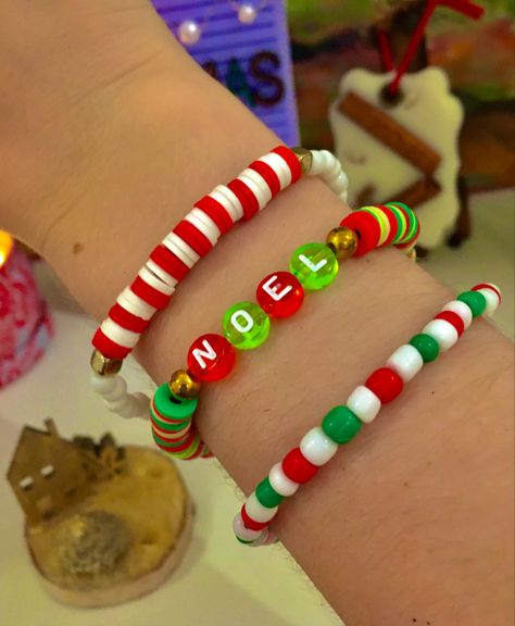 Cute Clay Bead Bracelet Ideas Winter, Perler Ornaments, Xmas Bracelets, Xmas Beads, Stretch Beaded Bracelets Diy, Make Clay Beads, Christmas Jewelry Diy, Clay Bracelets, Preppy Bracelets