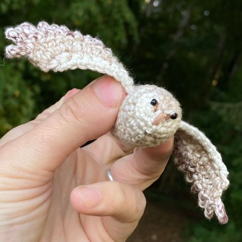 Crochet pattern barn owl, amigurumi pattern small bird of prey, eBook crochet bird, german and English with video tutorial Crochet Simple Animals, Love Crochet Pattern, Christmas Gift Crochet Ideas, Crochet Tiny Animals, 1 Hour Crochet Projects Free, Crochet Owl Pattern Free, Crochet Small Projects, Small Crochet Animals, Crochet Owl Bag