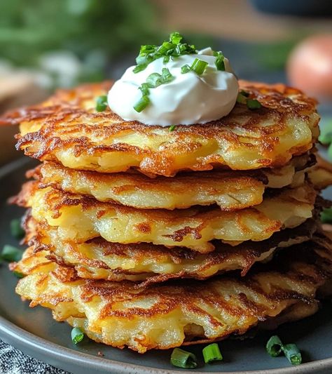 Crispy Potato Pancakes: A Golden Delight with a Classic Touch - Greenku Recipes Cheesy Potato Cakes, Kinish Recipe Potato, Kinish Recipe, Potato Pancakes Shredded, Midsommar Food, Potato Recipes Breakfast, Best Breakfast Potatoes, Potatoes Pancakes, Potatoe Pancakes