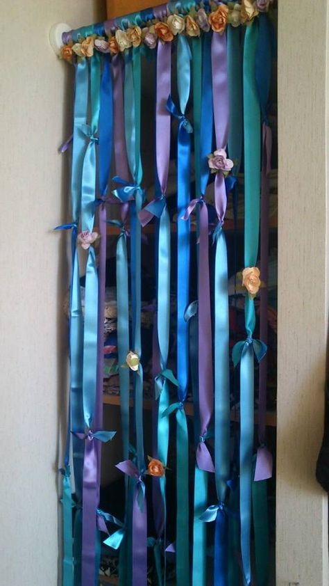 DIY courtains ribbon Ribbon Curtains Diy, Laundry Curtain, Cuarto Aesthetic, Door Curtains Diy, Ribbon Curtain, Hippie Curtains, Curtain Alternatives, Doorway Curtain, Fabric Garland