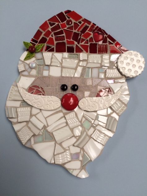 Mosaic Christmas, Christmas Mosaics, Mosaic Art Diy, Mixed Media Mosaic, Mosaic Flower Pots, Mosaic Art Projects, Glass Window Art, Christmas Arts And Crafts, Glass Mosaic Art