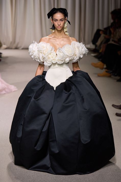 Big Ball Gowns, Runway 2024, Big Skirt, Couture 2024, Giambattista Valli Couture, Giambattista Valli Haute Couture, Big Skirts, Aesthetic Lockscreens, Real Fashion