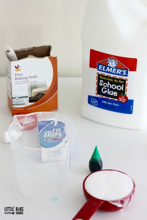 Supplies for making slime include eye drops, baking soda, and glue Stretchy Slime Recipe, Slime Recipe Glue, Baking Soda Slime, Make Slime For Kids, Borax Slime Recipe, Slime Without Borax, Borax Free Slime, Stretchy Slime, Borax Powder