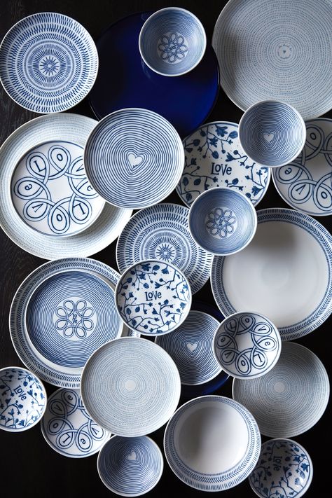 Ellen Degeneres Home, Kitchen Open Concept, Royal Doulton Tableware, Blue Dinnerware, Keramik Design, Blue Pottery, White Plates, Tableware Collection, Ellen Degeneres