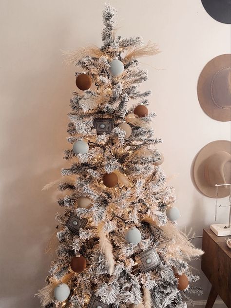 Small Western Christmas Tree, Western Boho Christmas Decor, Yellowstone Christmas Tree, Boho Western Christmas Decor, Christmas Decor Ideas Western, Cowhide Christmas Tree, Western Tree Decorations, Western Boho Christmas Tree, Country Western Christmas Decor