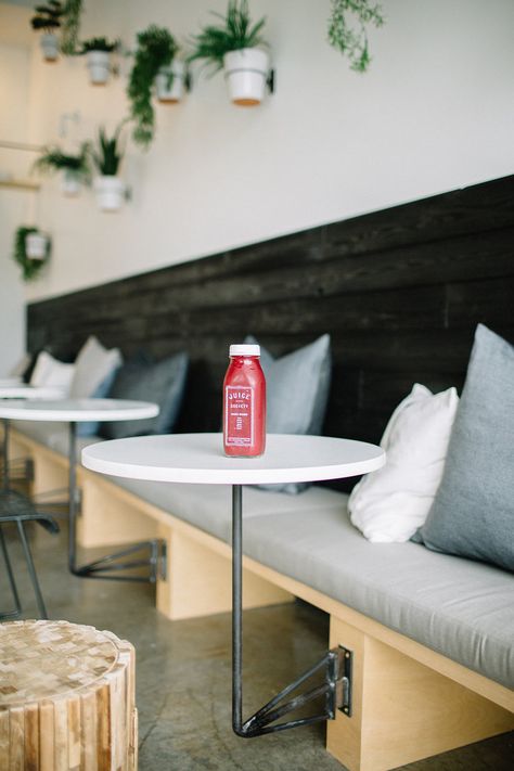 Coffee Shop Bench Seating, Cafe Table Design Coffee Shop, Cafe Sitting Ideas, Coffee Shop Bench, Coffee Shop Seating, Juice Bar Interior, Juice Bar Design, Small Restaurant Design, Cafe Seating