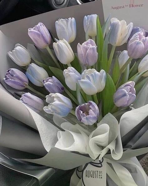 Tulip Flower Pictures, Aesthetic Tulips, Tulips Aesthetic, Flower Boquet, Luxury Flower Bouquets, Spring Wedding Bouquet, Outdoor Sanctuary, Boquette Flowers, Purple Tulips