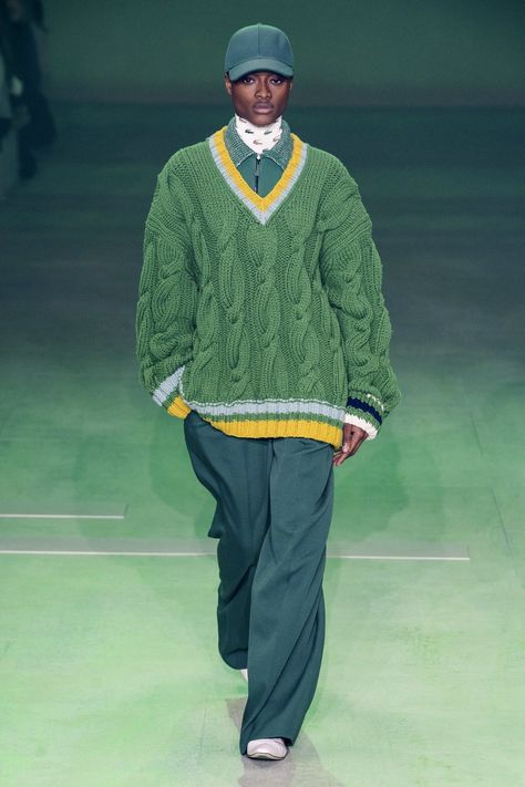 Lacoste Fall 2019 Ready-to-Wear collection, runway looks, beauty, models, and reviews. Tennis Sweater, Knitted Fashion, Hot Sweater, Knit Wear, Clothes Winter, Trendy Crochet, Winter Ideas, Women Sweaters Winter, Looks Street Style