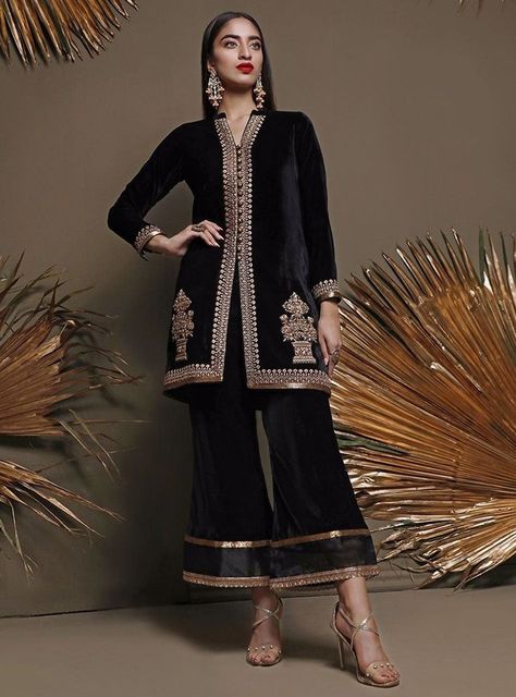 Velvet Suit Design, Zainab Chottani, Pakistani Clothes Online, Pakistani Clothes, Pakistani Party Wear, Velvet Dress Designs, Salwar Kamiz, Velvet Collection, Simple Pakistani Dresses