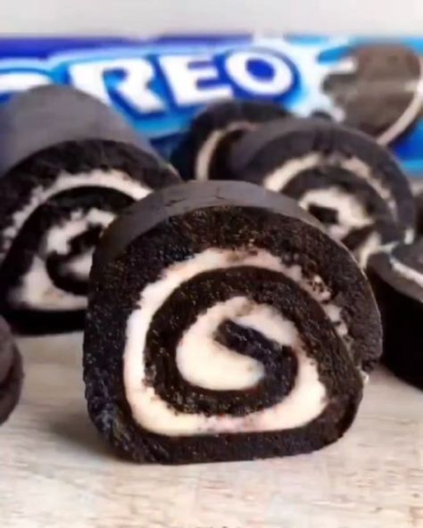 Dainty Snacks on Instagram: "2-INGREDIENT OREO SUSHI 😍 It looks and tastes amazing and it’s so easy to make! No baking involved 🙌 Sound on for full instructions 🔉 Swipe for more tips 👉 All you need is: 24 Oreos 3 tbsp + 2 tsp milk (any) LIKE - SAVE - SHARE👇 ❤️Tag Your Friend ❤️ ➖➖➖ 🥐Follow : @dainty.snacks 🍫Follow : @dainty.snacks 🍉Follow : @dainty.snacks ➖➖➖ 🎥 @fitwafflekitchen ➖➖➖ - - - #Cupcakes #cupcake #cupcakedecorating #halloweencupcakes #cupcakesofinstagram #cupcakestagram #butt Oreo Sushi, Sushi Cupcakes, Easy Sushi, Baking Videos, Buttercream Cupcakes, Daily Recipes, Cake Decorating Videos, Cake Videos, Candy Melts