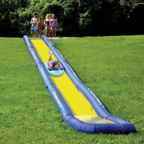 Forget merely slipping and sliding, with the cool new Turbo Chute you can transform your backyard into a terrifying full blown water slide. Backyard Water Slide, Water Slides Backyard, Spoiled Princess, Splash Party, Big Backyard, Hammacher Schlemmer, Water Splash, Backyard Playground, Backyard Play