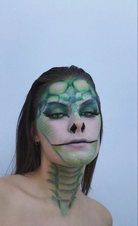 Snake Makeup Tutorial, Snake Face Makeup, Snake Makeup Halloween, Dinosaur Makeup Women, Reptilian Makeup, Snake Halloween Makeup, Animal Inspired Makeup, Snake Makeup Look, Reptile Makeup