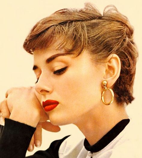 Audrey Hepburn tutorial Audrey Hepburn Style, Hepburn Style, Kevin Costner, Nicole Richie, Classic Beauty, Hollywood Glamour, Audrey Hepburn, Gossip Girl, Style Icon