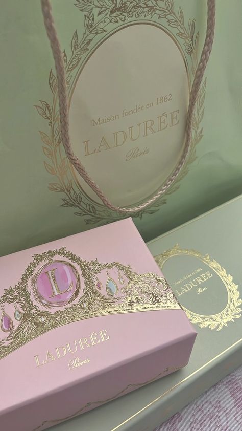 Laduree Boxes Packaging, Laduree Interior, Laduree Packaging, Laduree Aesthetic, Laduree Makeup, Macarons Laduree, Laduree Macarons, Laduree Paris, Box Packaging Design