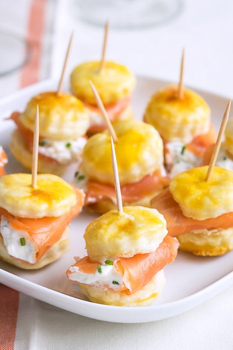 last minute appetizers recipe Spring Party Food, Salmon Puffs, Puff Pastry Recipes Appetizers, Best Christmas Appetizers, Christmas Appetizers Easy, Puff Pastry Appetizers, Pastry Appetizer, Christmas Appetizers Party, Christmas Recipes Appetizers