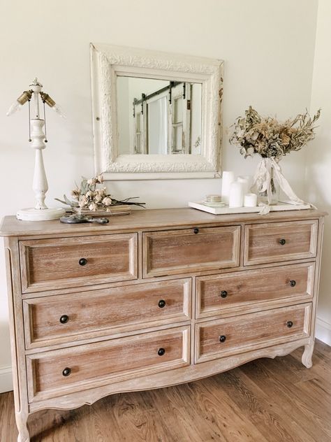 Dresser Top Decor, Bedroom Dresser Styling, Commode Shabby Chic, Dresser Decoration, Dresser Styling, Dresser Decor Bedroom, Large Dresser, Beautiful Dresser, Dresser Top