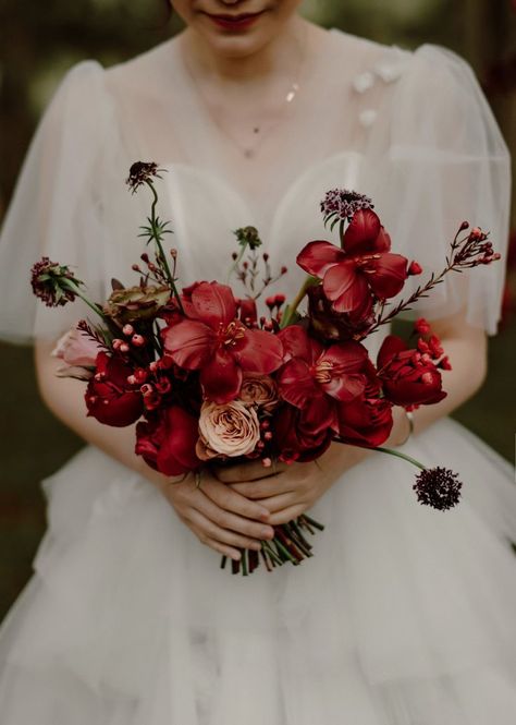 #photoshoot #outdoorphotoshoot #weddingphotoshoot #styledwedding #destinationwedding #destinationvenue Types Of Bouquets, Bouquet Shapes, Red Wedding Flowers Bouquet, Brides Flowers Bouquet, Vietnam Wedding, Red Bouquet Wedding, Floral Installation, Red Wedding Flowers, Wedding Stage Design