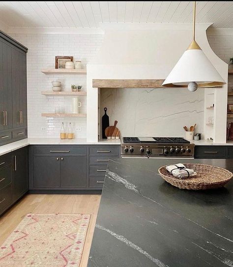 Kate Marker Interiors, Kabinet Dapur, Kitchen Hoods, Design Del Prodotto, Counter Tops, Counter Top, Kitchen Style, Beautiful Kitchens, Home Fashion