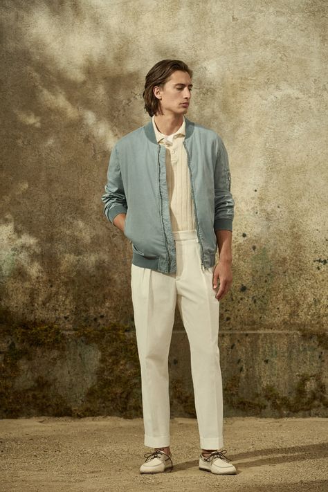 Brunello Cucinelli Spring 2022 Menswear collection, runway looks, beauty, models, and reviews. Outfits Granola, Italian Men Style, Loafers Outfits, Pini Parma, Spring Menswear, Italian Mens Fashion, How To Wear Loafers, Flannel Suit, Combat Trousers