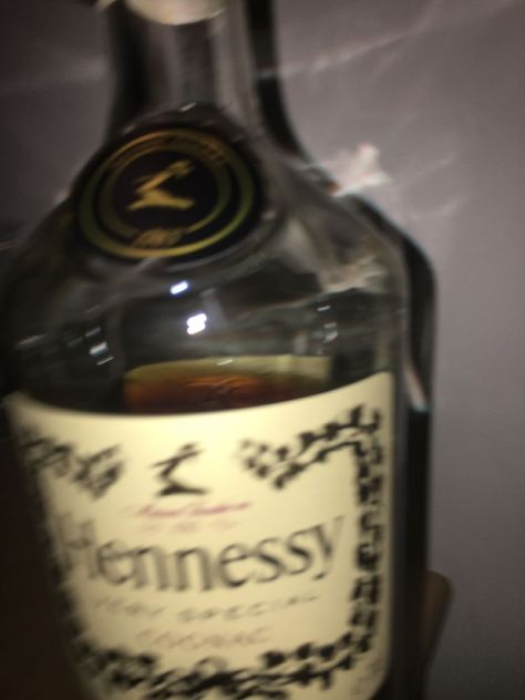 Hennessy Bottle Aesthetic, Hennessey Aesthetic, Hennessey Drink, Fake Alcohol Story, Alcohol Snapchat Party, Drunk Photos, Xander Knight, Bottles Of Alcohol, Hennessy Bottle