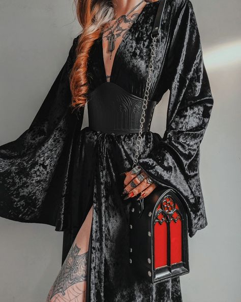 PR | All about the Cathedral details ⚔️ obsessed with this belt and bag from @uchronictime perfectly matched with their velvet robe. Big sleeves are always the way forward and I want to haunt old Victorian mansion halls in this robe with my candlestick. 🕯️ Gothic Outfits Aesthetic, Victorian Inspired Outfits, Victorian Goth Outfits, Comfy Goth Outfits, Kaiti Yoo, Goth Closet, Rachel Green Outfits, Victorian Mansion, Big Sleeves