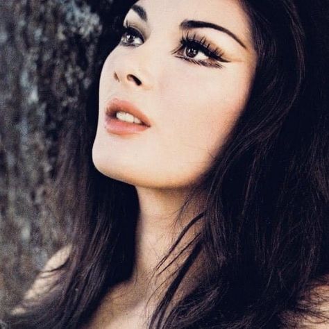 Edwige Fenech, 60s Makeup, Retro Makeup, 70s Inspired Fashion, Vintage Makeup, Artistry Makeup, Pretty Makeup, Cute Makeup, Vintage Beauty