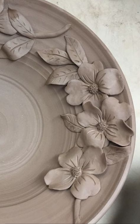 Clay Slabs Designs, Clay Pottery Ideas, Floral Ceramics, Beginner Pottery, Sculpture Art Clay, Clay Wall Art, Pottery Painting Designs, Pottery Handbuilding, Slab Pottery