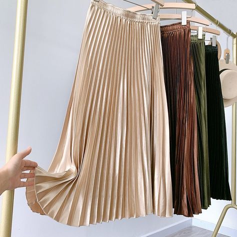 Long pleated skirt outfit